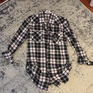 Cute fitted plaid shirt